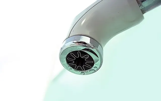 浴室にあるシャワーバス水栓の蛇口から水漏れ。修理するための下準備