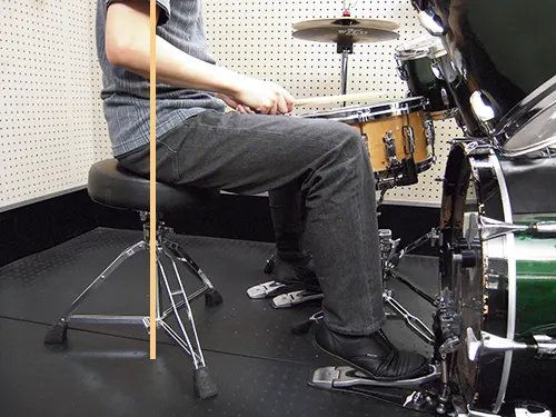 ドラムを叩く時に座るイスの深さの基準は中心
