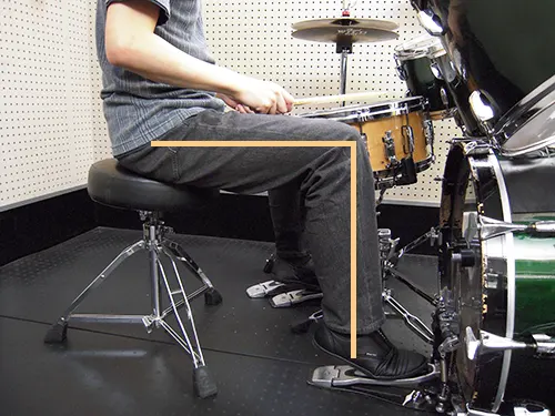 ドラムを叩く時に座るイスの位置はひざとすねが直角になる距離