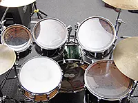 ドラムの演奏を真上のアングルからビデオ撮影するのに便利なマイクスタンドアダプター
